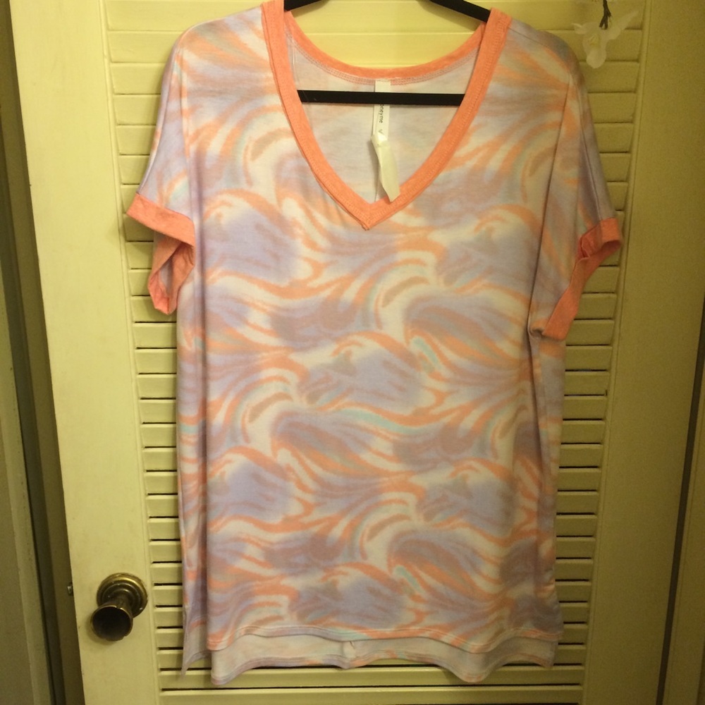 NWT! Honeyme Swirls, Cuffed Sleeves, V-Neck Top